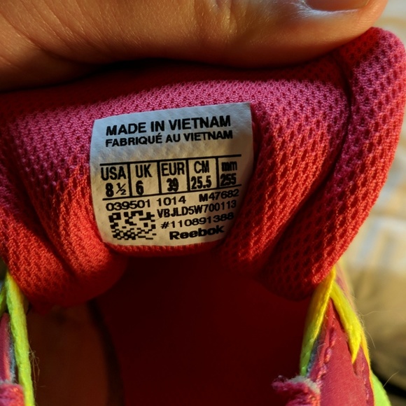 Athletic shoes, barely worn - Picture 2 of 5